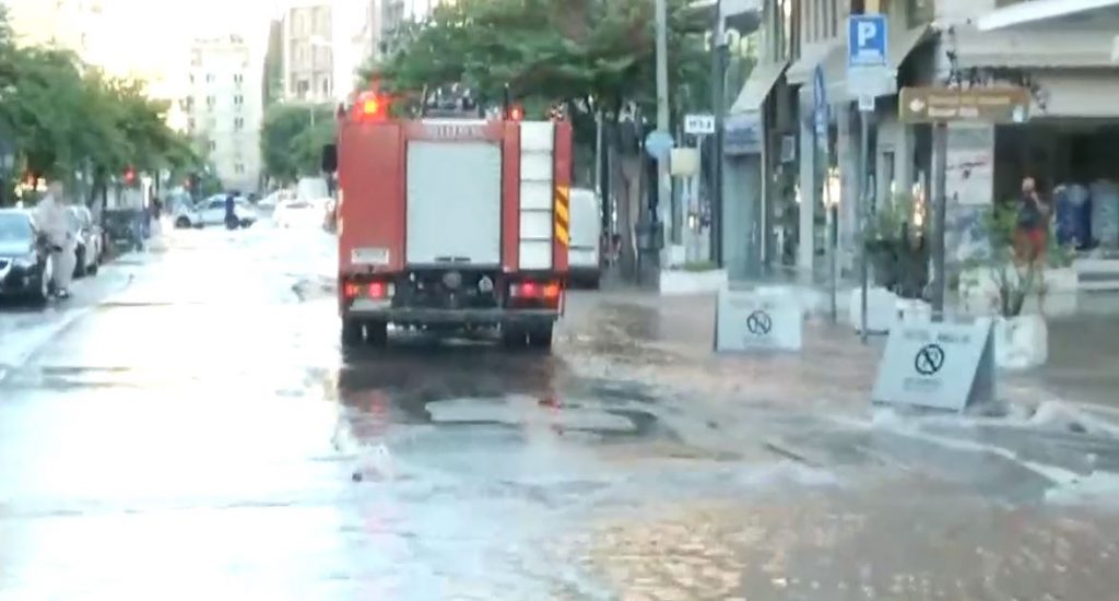 Θεσσαλονίκη: Πλημμύρισε η οδός Ερμού – Έσπασε αγωγός νερού, χωρίς ρεύμα η περιοχή