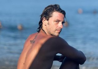Αποστόλης Τότσικας: Ποζάρει γυμνός στη θάλασσα και αποθεώνεται