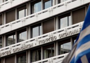 Το ΥΠΟΙΚ «προσγειώνει» τα σενάρια για νέες παροχές