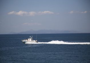 Διάσωση 61 μεταναστών που επέβαιναν σε ιστιοφόρο νότια της Σερίφου – Δύο συλλήψεις διακινητών