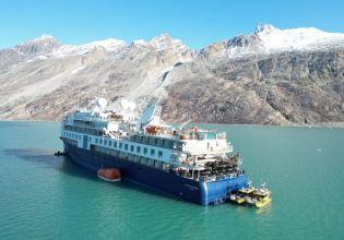 Κρουαζιερόπλοιο προσάραξε στο πιο απομακρυσμένο σημείο της Γροιλανδίας – «Η βοήθεια είναι μακριά»