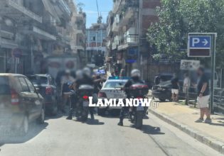 Λαμία: Άγριο ξύλο στο κέντρο της πόλης – Μάρτυρες κάνουν λόγο για περίπου 40 άτομα