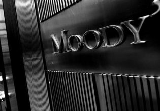 Moody’s: Διπλη αναβάθμιση του αξιόχρεου της Ελλάδας σε «Ba1»