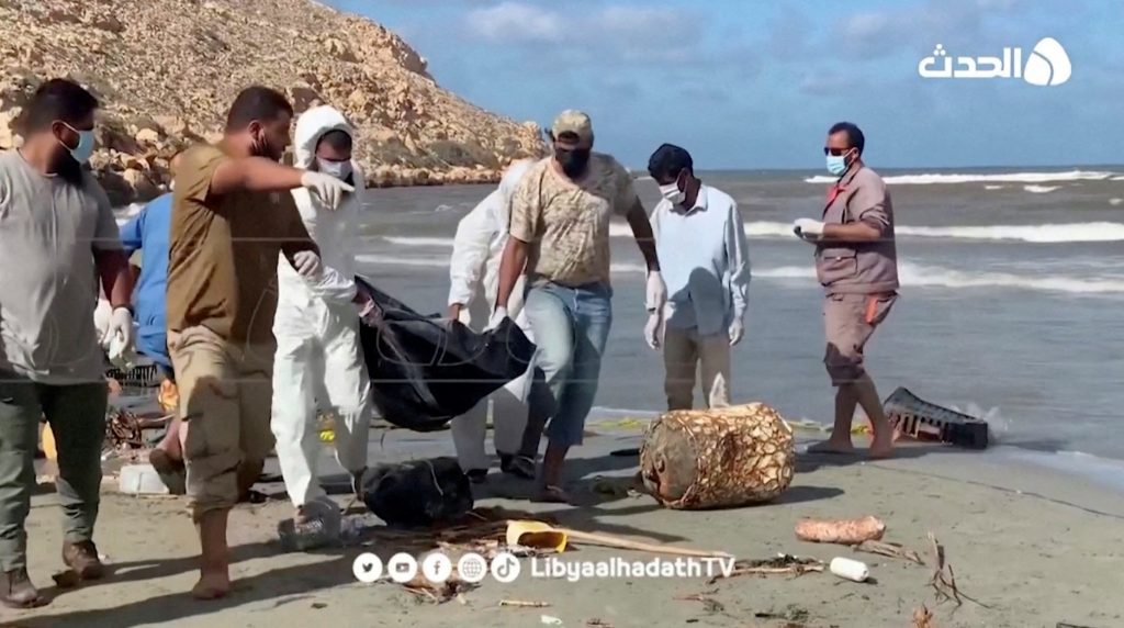 Λιβύη: Μειώνονται οι ελπίδες για επιζώντες –  Ξεβράζονται πτώματα από τη θάλασσα