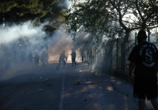 Διαδήλωση στη Λάρισα: Εννιά αστυνομικοί τραυματίες και 24 προσαγωγές στα επεισόδια κατά την επίσκεψη Μητσοτάκη