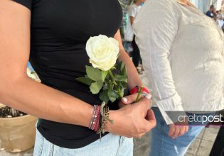 Τραγωδία στον Πειραιά: Με ένα λευκό τριαντάφυλλο στο χέρι αποχαιρέτησαν τον Αντώνη στον Άγιο Νικόλαο