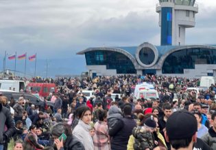 Κρίση στο Ναγκόρνο Καραμπάχ: Χιλιάδες Αρμένιοι τρέχουν στο αεροδρόμιο μετά την απόφαση για συνθηκολόγηση