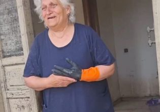 Κακοκαιρία Elias: Συγκινεί η γιαγιά που μεγαλώνει μόνη της την εγγονούλα της στο πλημμυρισμένο σπίτι της