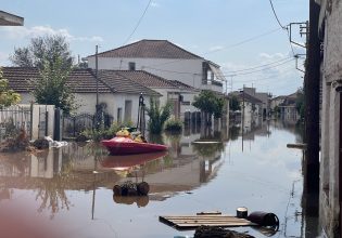Πλημμύρες: Ομαδική μήνυση κατοίκων της Φαρκαδόνας – «Έσπασαν επίτηδες το φράγμα του Ενιπέα»