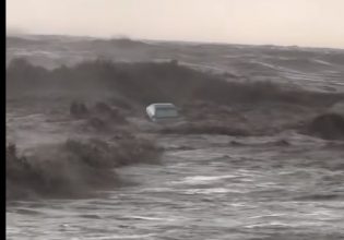 Κακοκαιρία Daniel: Αυτοκίνητο παρασύρθηκε από τα κύματα στον Άγιο Ιωάννη Πηλίου