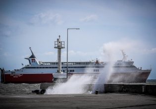 Ραφήνα: Ακινητοποιημένο το «Fast Ferries Andros» με 734 επιβάτες λόγω σύγκρουσης με το «Αικατερίνη Π»