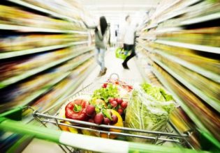 Σούπερ μάρκετ: Σε κόντρα με τις πολυεθνικές για τη συρρίκνωση των συσκευασιών στα τρόφιμα