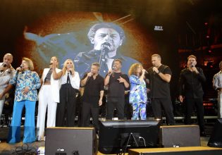 Αντώνης Βαρδής: Η συγκινητική παρουσία της Χαρούλας Αλεξίου στη συναυλία – αφιέρωμα