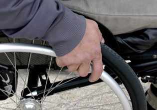 Φθιώτιδα: ΑμεΑ έπεσε με το αναπηρικό του αμαξίδιο σε λιμάνι – Ανασύρθηκε χωρίς τις αισθήσεις του