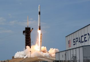 SpaceX: ‘Εκθεση προειδοποιεί ότι οι δορυφόροι του Έλον Μασκ ίσως πέσουν στα κεφάλια μας