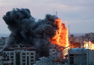Ισραήλ: Η στιγμή που πύραυλος «ισοπεδώνει» πύργο στη Γάζα ενώ είναι live δημοσιογράφος