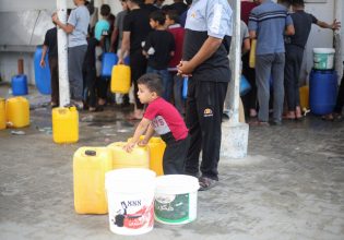 Πρόσφυγες στη νότια Γάζα ψάχνουν νερό και ψωμί