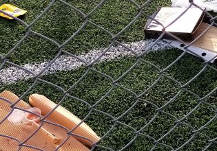 Δήμος Παιανίας: Σε …πιτσαρία μετέτρεψαν γήπεδο 5Χ5 – Ξεκίνησε και η κατασκευή νέας πλατείας στα Γλυκά Νερά