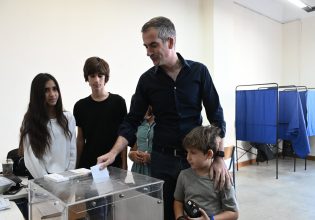 Αυτοδιοικητικές εκλογές: Σε άδεια κάλπη ψήφισε ο Μπακογιάννης -«Προτρέπω όλους πριν τη βόλτα τους να ψηφίσουν»