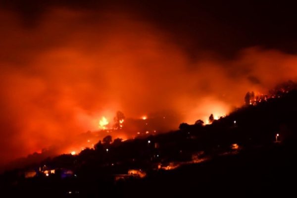 Μεγάλη φωτιά στην Τενερίφη – Απομακρύνθηκαν τουλάχιστον 3.000 κάτοικοι