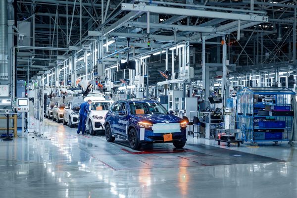 BMW: Πιθανός ο ισχυρός αντίκτυπος από τον «πόλεμο» των EV