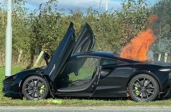 Βίντεο: Πολυτελές supercar €220.000 της McLaren… λαμπάδιασε σε 2 λεπτά παρθενικής κούρσας στην Αγγλία