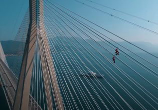 Γέφυρα Ρίου-Αντιρρίου: Εντυπωσιακές εικόνες από εργασίες επιθεώρησης – Αλπινιστές «ακροβατούν» στα καλώδια