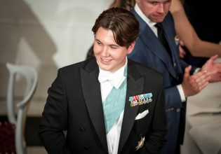 Σύγχρονη… Σταχτοπούτα άφησε το γοβάκι της στο παλάτι μετά τα γενέθλια του πρίγκιπα της Δανίας