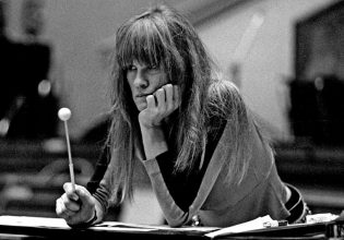 Η Carla Bley, η ευφάνταστη πιανίστρια και συνθέτις της τζαζ, πεθαίνει σε ηλικία 87 ετών