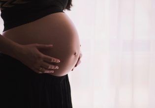 Κοροναϊός: Τα οφέλη των νεογέννητων από τον εμβολιασμό των εγκύων