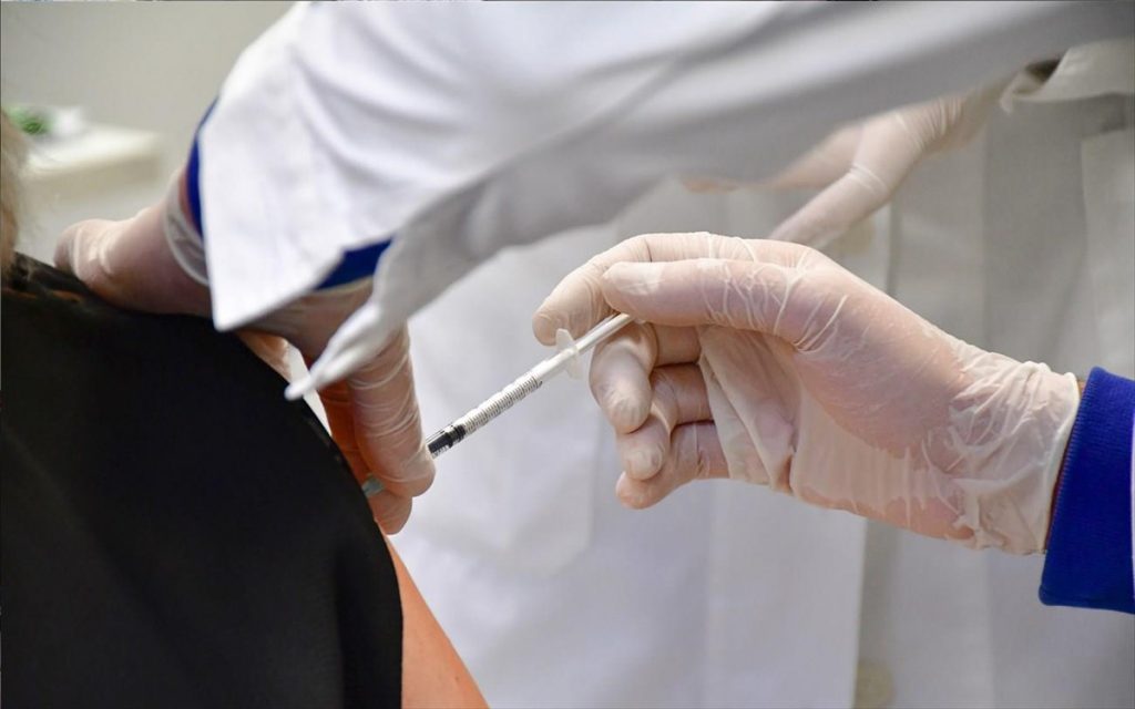 Εξαδάκτυλος: Αναγκαίος ο εμβολιασμός στους άνω των 60 – «Ο κοροναϊός είναι ανάμεσά μας με υφέσεις κι εξάρσεις»