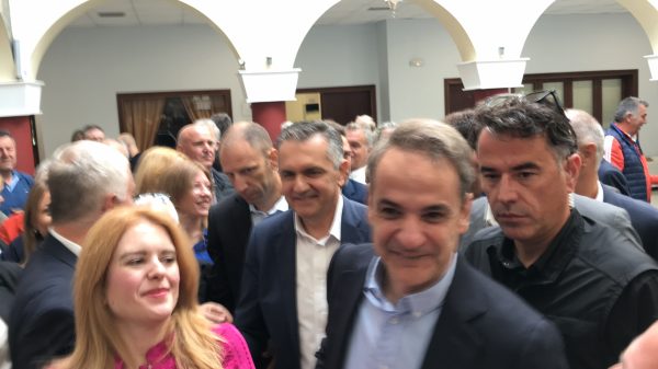 Μητσοτάκης: Με ποντιακή λύρα τον υποδέχτηκαν στην Κοζάνη