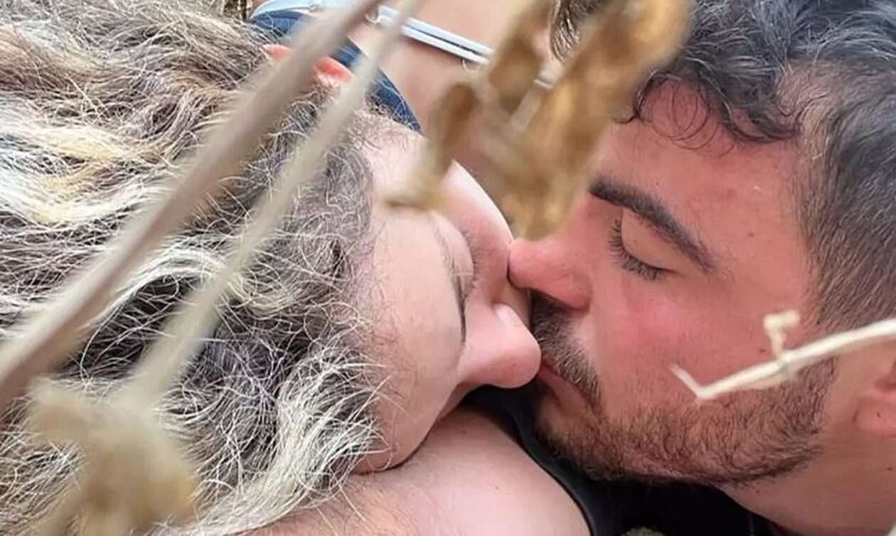 Ισραήλ: Συγκλονίζει το ζευγάρι για τη selfie με το φιλί - «Τους είδαμε να ψάχνουν κόσμο να πυροβολήσουν»