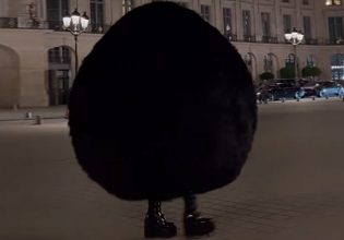 Εβδομάδα Μόδας στο Παρίσι: Μοντέλο με γιγαντιαία γούνινη στολή έγινε viral