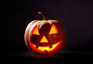 Halloween με Μητσοτάκη κυνηγό επενδυτών, Κασσελάκη αρχηγό Αντιπολίτευσης και σκελετούς υποκλοπών στο ντουλάπι