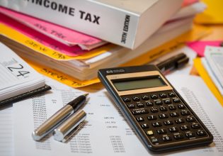 Φορολογικό νομοσχέδιο: Ελάχιστο εισόδημα 780 ευρώ το μήνα για τους ελεύθερους επαγγελματίες