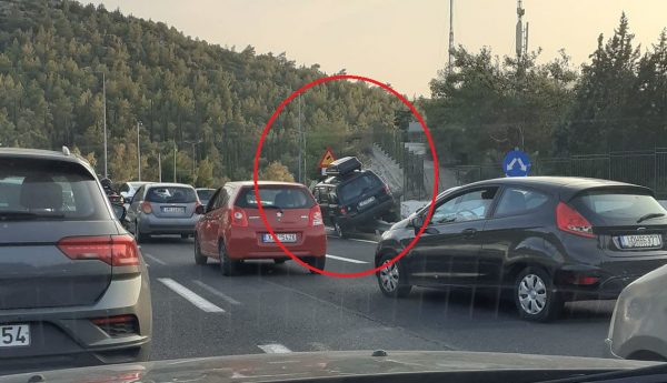 Τροχαίο στην Κατεχάκη – ΙΧ βρέθηκε πάνω στα κιγκλιδώματα