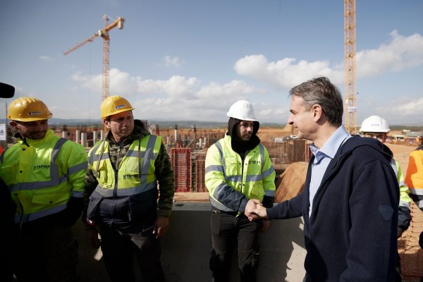 Στις κάλπες με δύναμη από τα… εργοτάξια