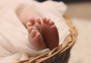 Οικογενειακή τραγωδία στην Κάτω Αχαΐα – Μυστήριο με θάνατο δύο μωρών σε διάστημα ενός έτους
