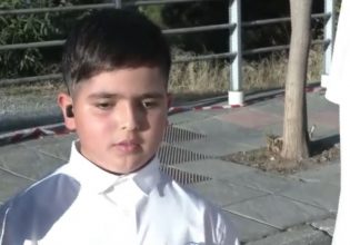 Λαμπρό παράδειγμα – Ο 11χρονος τυφλός Λέανδρος σημαιοφόρος σε μαθητική παρέλαση