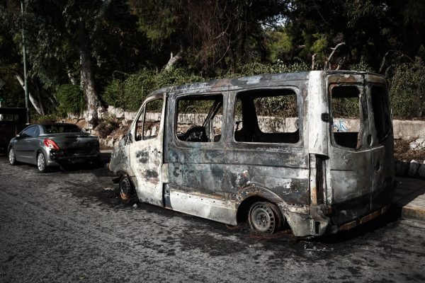 Τραυματίες αστυνομικοί, οχήματα στις φλόγες – Ο απολογισμός των χθεσινών επεισοδίων στην Πανεπιστημιούπολη