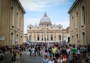 Σύνοδος του Βατικανού παρέλειψε ζήτημα των ΛΟΑΤΚΙ+ απογοητεύοντας πολλούς