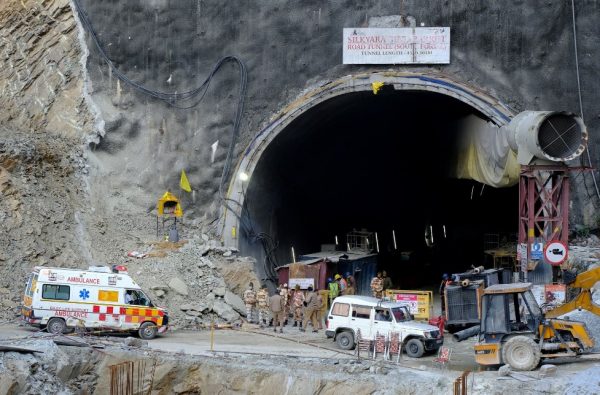 Ινδία: Κορυφώνεται η αγωνία για τους 41 εγκλωβισμένους εργάτες – Ξεκίνησε η ριψοκίνδυνη κάθετη γεώτρηση