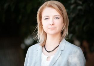 Ρωσία: Πρώην δημοσιογράφος, διαζευγμένη και μητέρα τριών παιδιών θέλει να θέσει υποψηφιότητα στις ρωσικές εκλογές