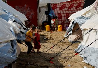 Γάζα: «Ο χειρότερος εφιάλτης μας» – Ο «Γολγοθάς» των γονιών που δεν μπορούν να ταΐσουν τα παιδιά τους