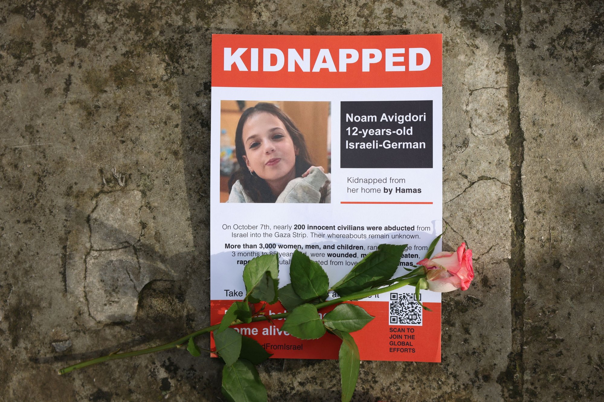 Γαλλία: Σάλος με πρώην υπάλληλο του υπ. Εξωτερικών να σκίζει αφίσες ομήρων και να φωνάζει Ισραήλ δολοφόνοι