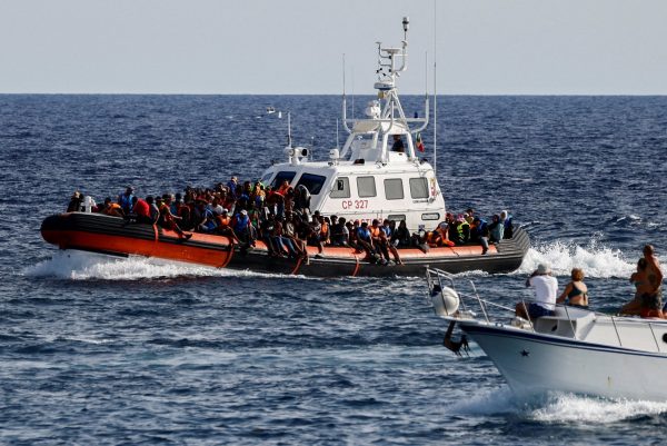 Νεκρό 2χρονο κοριτσάκι σε ναυάγιο με μετανάστες στη Λαμπεντούζα