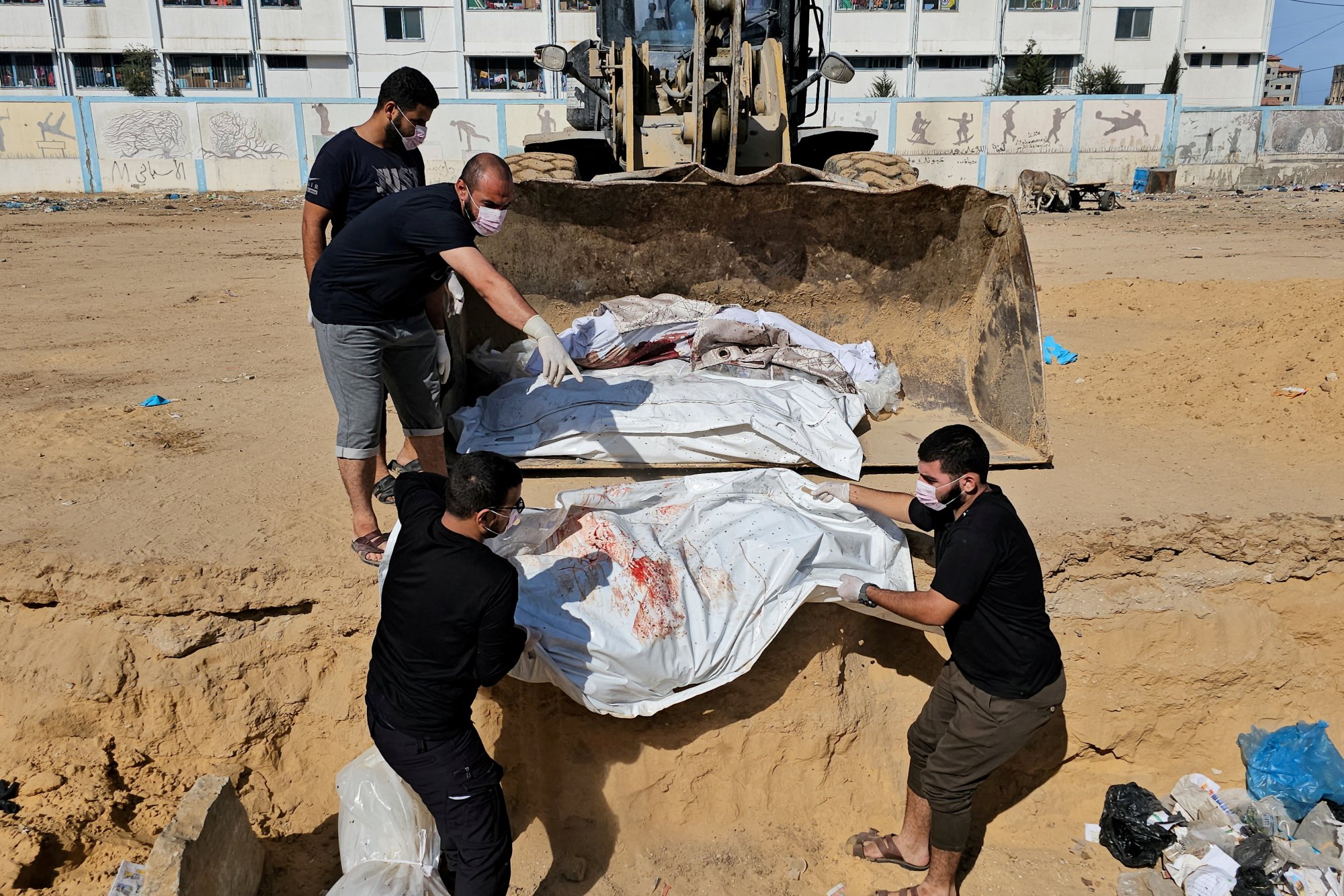 Γάζα: «Σκυλιά τρώνε πτώματα στους δρόμους» - «Αφήστε μας να τους θάψουμε»