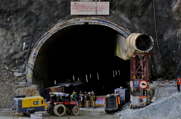 Ινδία: Αγώνας δρόμου για τη διάσωση των εγκλωβισμένων εργατών – «Θα χρειαστούν ακόμη 40 ως 48 ώρες»