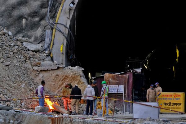 Ινδία: Μέσω κάμερας εθεάθησαν οι 41 παγιδευμένοι εργάτες στη σήραγγα – Οι πρώτες εικόνες